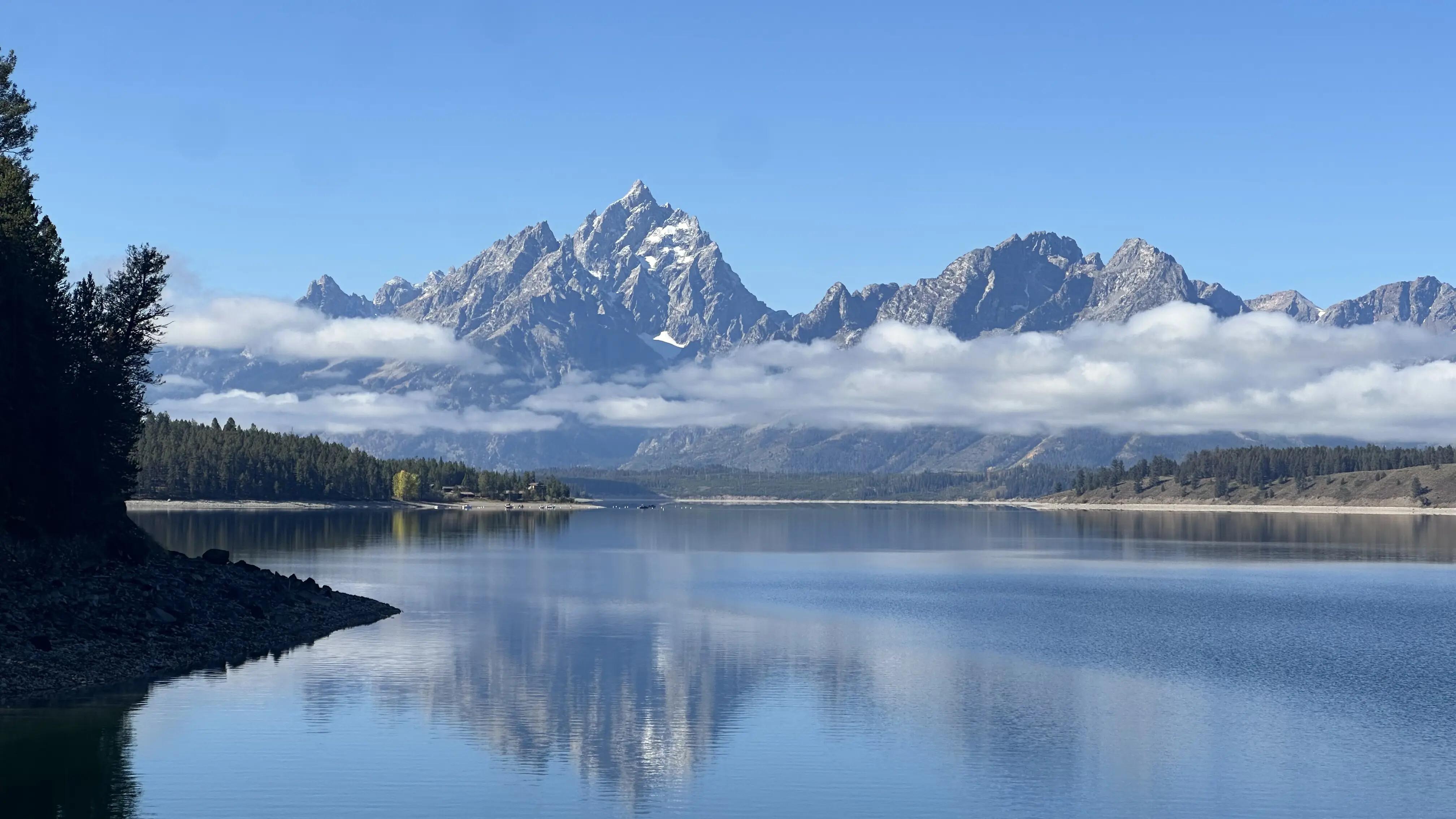 Boreas28 Sygun - Evsizlerin Vahşi Wyoming Eyaletine Yolculuğu Yoksul bir münzevinin Amerika'nın doğal güzellikleri en zengin bölgelerinden birine yaptığı yolculuğu anlatan rehberli bir öykü. Güzergahı, deneyimleri, yaşam tüyolarını, maliyet bilgilerini ve elbette bolca güzel fotoğraf ve videoyu paylaşıyorum. Sıradan bir işçi olduğum, (aşırı sağcı "yerli" sakinlerin dediği gibi) belgesiz ve yasal statüsü olmayan bir "yasadışı" göçmen olduğum ve büyük maddi kaynaklara sahip olmadığım için, her zamanki gibi - basitçe, uygun fiyatlı ve ekonomik bir şekilde yapıyorum. Hikaye ilerledikçe, tüm masrafların fiyatlarını belirteceğim. Amerikalılar genellikle karavanlarla (tatil araçları) seyahat ederler; bunlar genellikle bir kamyonete veya otobüs boyutuna bağlı römorklar şeklinde tasarlanmış, içinde tam donanımlı bir yatak odası, tuvaletli duş, mutfak ve oturma odası bulunan, tekerlekli oldukça büyük evlerdir. - Görsel 2