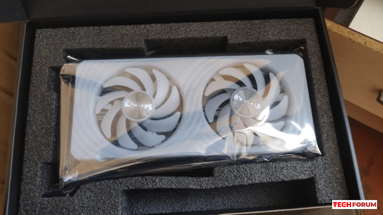 Sabri - 2020 yılında bir PC topladım. O zamanlar GTX 1660 Super ve Ryzen 5 2600 işlemci kullanmıştım. O dönem için ortalama bir sistemdi ve fiyatı da aşağı yukarı makuldü. Genel olarak, altı yıl boyunca her şey nispeten iyiydi; zaten çoğunlukla konsol oyunları oynuyordum. Ancak son zamanlarda PC'de daha çok oyun oynuyorum ve Gothic yeniden yapımının minimum ayarlarını görünce içimde bir şey dank etti: Yükseltme yapmam gerekiyor. RTX 5060 aldım (evet, 8 GB az ve benzeri şeyler, ama fiyat-performans açısından en iyi seçimdi. 1080p/1440p için de iyi). Eminim 5 yıl daha dayanır. Yıllık taksitle (fazla ödeme yapmadan) 23 bin TL'ye aldım ayda 3 bin TL bence çok yüksek değil. İşlemcimi Ryzen 7 5700X ile değiştirdim. AMD'yi seviyorum çünkü önceki nesil soket için zaten harika bir seçenekleri var (bir donanım karşılaştırma servisine göre yeni işlemci önceki işlemciden iki kat daha güçlü) ve nispeten uygun fiyatlı aldım. Güç kaynağını da yükseltmek zorunda kaldım. Yenisi biraz daha güçlü (600W yerine 650W) ve daha verimli (bronz yerine altın sertifikalı). Güç kaynağı kesinlikle tasarruf edilmemesi gereken bir şey, bu yüzden daha da fazla para harcamak zorunda kaldım. Ayrıca RAM'i de artırdım 16'dan 32'ye çıkardım. Neyse ki DDR4'üm var ve fiyatlar aşağı yukarı düşmüştü o an aldım daha ucuza bulabilirdim ama sonunda 8 adet eğimli disk aldım. Eski kasa fanları uzun zamandır sırtımdan daha yüksek sesle inliyordu, bu yüzden onları kapatıp söktüm ve yenilerine bin küsur küsur para daha harcadım. Geçen sefer bir arkadaşım montajda bana yardım etmişti. Çok karmaşık olmadığını biliyordum ama sakar olduğum için her şeyi yanlış yöne itip çekerek kırmaktan korkuyordum. Bu sefer yardım istedi ama arkadaşım sadece hafta sonları müsaitti ve bekleyemezdim, bu yüzden kendim yapmaya karar verdim. Montaj yaklaşık dört saat sürdü ve nispeten basitti. İki aksaklık yaşandı. Öncelikle, işlemci soğutucusunu çıkarmaktan korktum anakarta ve işlemciye çok sıkı yapışmıştı. Neyse ki, telefonumda internet erişimim vardı, bu yüzden ne yapmam gerektiğini açıklayan bir video buldum. Kasa "taş" yapışık halde çıktı, ancak sonunda sorun çözüldü; eskiyi dikkatlice çıkardım, yenisini sokete taktım, biraz termal macun sürdüm (bu arada biraz satın almak zorunda kaldım) ve kasayı yerine taktım. Her şey yolunda görünüyor ve sıcaklıklar kabul edilebilir seviyede, ancak yine de takip ediyorum. En kötü durumda, kasayı da değiştirmek zorunda kalacağım. İkinci olarak, güç kaynağı ve kablo yönetimi var. Yeni güç kaynağı modüler, bu yüzden oldukça basit görünüyor: nereye uyuyorsa oraya takın, sorun olmaz. Aynen öyle oldu, ancak yine de birkaç ekstra kablo vardı, bu da beni biraz rahatsız etti. Ama sonunda her şey yolunda görünüyor. Tek sorun şu ki, şimdilik iki sabit diski ayırmak zorunda kaldım çünkü, diyelim ki, oldukça garip bir kasaya sahibim ve yeni kablolar nedeniyle onlara yer yoktu. Ama şimdilik bu beni rahatsız etmiyor ve daha sonra bir çözüm bulurum. İşte burada: öncesi ve sonrası görsellerini de yükledim bakabilirisniz. Windows ile ilgili bir başka komik olay daha yaşandı. Yeniden kurulum sırasında, tüm sabit diskleri söktüm ve sadece M2 SSD'yi bıraktım. "Kimin umurunda, sistem zaten onda" diye düşündüm. Ama! Bilgisayarı başlattığım anda, aptalca bir şekilde beni BIOS'a kilitledi ve önyükleme kaynağı seçme seçeneği bile vermedi. Arkadaşımla birlikte neler olup bittiğini anlamaya çalıştık. Sistemi silmem gerekeceğini düşündüm, ama hayır. Çok daha basitmiş; sadece sabit disklerden birini bağlamam yeterli oldu ve her şey çalıştı. Görünüşe göre, sistemi tamamen SSD'ye kurmuş olmama rağmen, sistemin bir kısmı oraya taşınmıştı. Her şeyi test ediyorum ve herhangi bir hata yapmadığımı umuyorum.  - Görsel 3