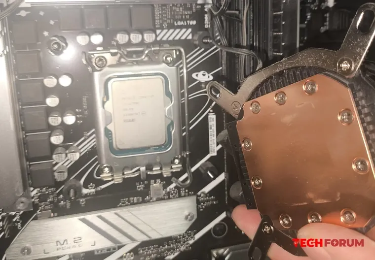 Bir kullanıcı, hazır bilgisayarında kurulu olan Core i7-12700K işlemcinin üç yıl boyunca termal macun kullanılmadan çalıştığını farkeder...