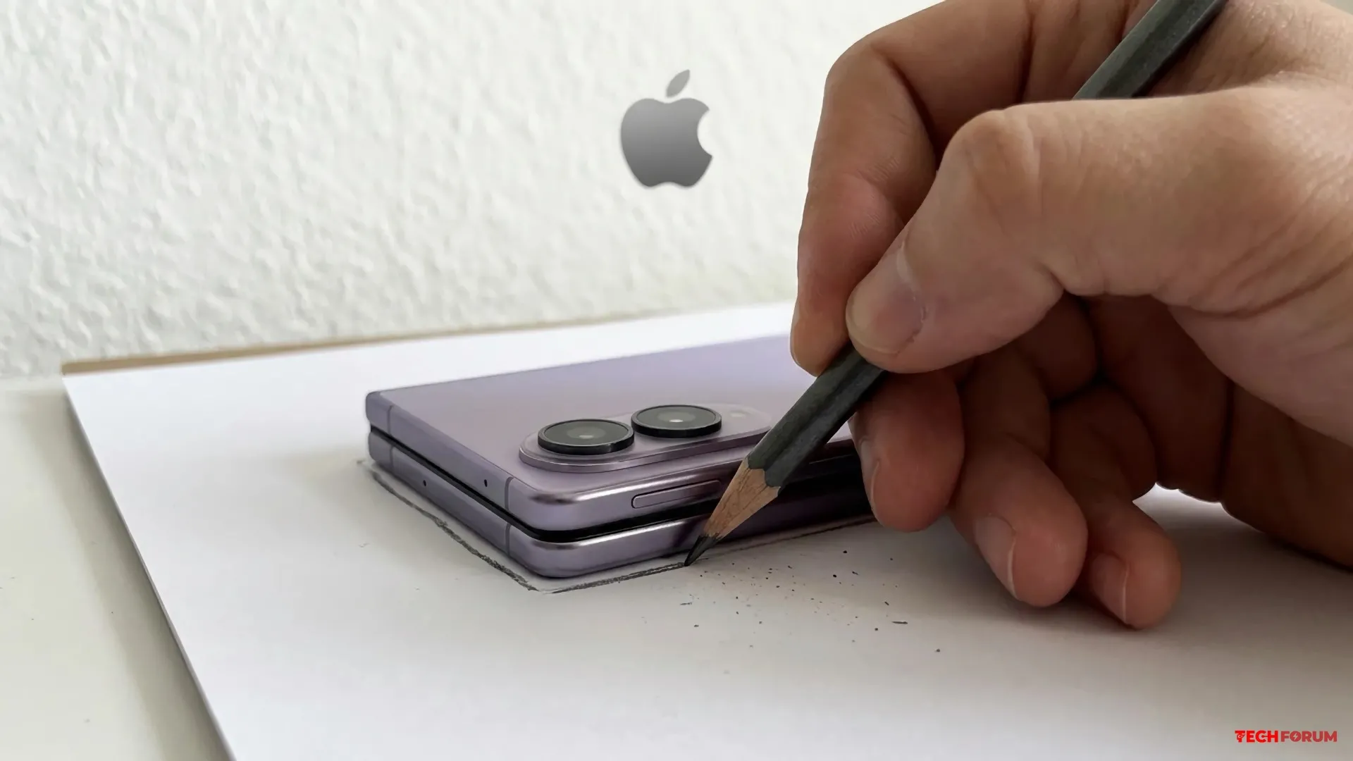 Apple, katlanabilir iPhone Duo'nun Samsung Galaxy Z Fold 8'in bir kopyası olmadığını açıklıyor